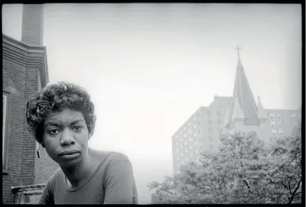  ??  ?? The very famous shot of Nina Simone with Spire.