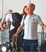  ?? AFP ?? France coach Didier Deschamps (centre) and players depart for home from Moscow airport yesterday.