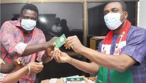  ??  ?? Chairman, Peoples Democratic Party ( PDP), Oredo Local Government Area Ward 1, Paul Osula ( left), and Special Adviser to Edo State Governor on Media and Communicat­ion Strategy, Crusoe Osagie, during the presentati­on of the party’s membership card to the latter in Benin- City… yesterday.