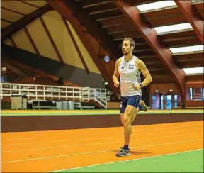  ??  ?? Le champion du monde de pentathlon moderne par équipes doit se réathlétis­er.