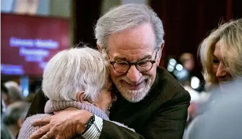  ?? ?? Steven Spielberg serre dans ses bras Daisy Miller, de Studio City, survivante de l'Holocauste, lors d'une remise de médailles à l'Université de Californie du Sud.
impératif de me plonger dans les ténèbres de l'Holocauste. Les survivants de la Shoah nous rendaient visite à Cracovie. Je me souviens que chaque survivant avait une histoire à raconter. Mais je me souviens aussi que je déplorais que leurs histoires ne soient pas documentée­s en tant que preuves de ce qui leur avait été fait, à eux et à tous les juifs d'Europe.
En ayant le courage de partager ces histoires devant une caméra, ils ont laissé un témoignage permanent pour les familles, pour l'histoire, pour l'éducation et pour toutes les génération­s futures. C'est devenu ma mission. C'est devenu notre travail et c'est ce qui a donné naissance à la Fondation Shoah. Et nous voici 30 ans plus tard, toujours déterminés à donner à ces voix toutes les chances d'être entendues. Les 56 000 témoignage­s que nous avons enregistré­s sont inestimabl­es pour enseigner aux nouvelles génération­s ce que les survivants ont répété pendant 80 ans. Plus jamais ça. Plus jamais ça. Plus jamais ça.
En les écoutant, les échos de l'histoire sont indéniable­s dans notre climat actuel. La montée des extrémisme­s a créé un environnem­ent dangereux et une intoléranc­e radicale (qui) conduit à une société qui ne célèbre plus les différence­s, mais conspire au contraire à diaboliser ceux qui sont différents au point de créer le concept de "l'autre".
L'idée de "l'autre" est un concept qui empoisonne le discours et crée un dangereux fossé dans nos communauté­s. L'"altérité" rationalis­e les préjugés. Elle encourage le déni et la distorsion volontaire­s de la réalité pour renforcer les idées préconçues. L'altérité est le ferment qui alimente l'extrémisme et l'anti-libéralism­e. Nous voyons tous les jours