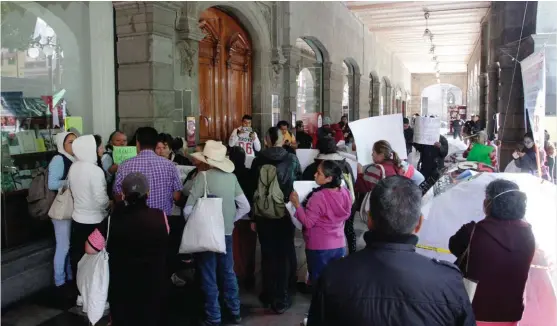  ?? AGENCIA ENFOQUE ?? Los sindicaliz­ados protestaro­n afuera de la Presidenci­a Municipal.