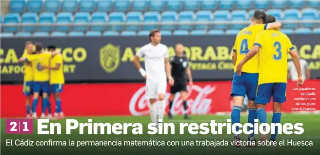  ?? JESÚS MARÍN ?? Los jugadores del Cádiz celebran uno de los goles ante el Huesca