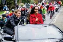  ?? FOTO BELGA ?? Evenepoel en zijn verloofde Oumi werden in een open auto rondgerede­n.