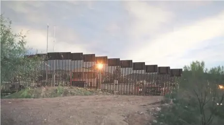  ??  ?? Una vista de la barda que marca la frontera entre México y Estados Unidos desde Nogales, Arizona. De acuerdo con la Organizaci­ón Internacio­nal de las Migracione­s muchos migrantes mueren ahogados al cruzar el Río Bravo y otros al internarse en las zonas...