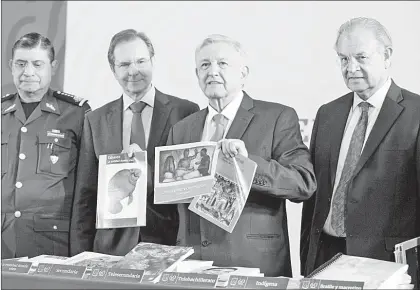  ??  ?? ▲ Luis Cresencio Sandoval, secretario de la Defensa Nacional; Esteban Moctezuma Barragán, titular de Educación Pública; el presidente Andrés Manuel Lopez Obrador, y Miguel Antonio Meza, director general de la Comisión Nacional de Libros de Texto Gratuitos. Foto Cristina Rodríguez