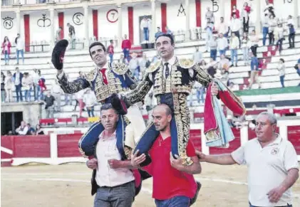  ?? EL PERIÓDICO ?? Festejo con Enrique Ponce y Emilio de Justo.