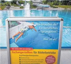  ?? FOTO: DPA ?? Ein Schild vor einem Schwimmbec­ken im Stuttgarte­r Inselbad weist auf freie Ausbildung­splätze im Schwimmbad hin. Im Land fehlen zunehmend Bademeiste­r.