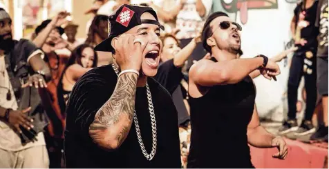  ??  ?? Goldketten Rapper Daddy Yankee (vorne) assistiert Luis Fonsi hier im größten Videohit zum internatio­nalen Sommerhit.