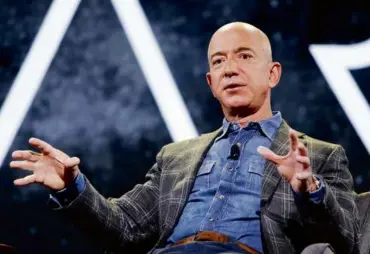  ?? JOHN LOCHER/ASSOCIATED PRESS/FILE ?? Jeff Bezos lost $84.1 billion this year as tech stocks tumbled from their stratosphe­ric heights and Amazon shares plunged nearly 50 percent, marking one of its worst years ever on the market.