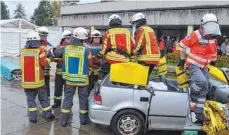  ?? FOTO: MEMU ?? Die Laichinger Feuerwehr bei ihrer Schaurettu­ng einer in einem Auto eingeklemm­ten Person.