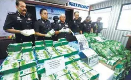  ??  ?? Mohmad (third from lefti) with his officers showing the seized drugs at a press conference yesterday.