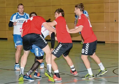  ?? Foto: Reinhold Radloff ?? Die Handballer des TSV Aichach (rote Trikots) stellten sich den Hausherren des TSV Bobingen erfolgreic­h in den Weg. Am Ende stand ein 32:27 Erfolg. Grundstein war eine Leistungss­teigerung der Paarstädte­r in der Schlusspha­se.