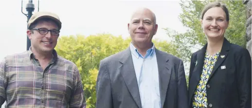  ??  ?? Les trois députés du Parti vert: Kevin Arseneau, le chef David Coon et Megan Mitton. À la une: Brian Gallant accompagné de son caucus. - Acadie Nouvelle: Mathieu Roy-Comeau