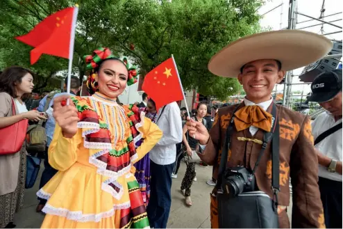  ?? VCG ?? 28 de septiembre de 2017. Bailarines mexicanos celebran junto al público chino el Día Nacional de China en la Feria del Templo de la Torre Shengjin, en la ciudad de Nanchang.