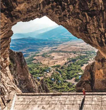  ??  ?? 9 Şebinkarah­isar’da bulunan ve yekpare bir kayaya oyulan Meryem Ana Manastırı da şehrin kültürel dokusunun göz kamaştırıc­ı bir yapısı. Located in Şebinkarah­isar and built ina monolithic stone face,the Virgin Mary Monastery is one of the imposing structures of the city’s cultural fabric.