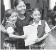  ??  ?? Beneficio. Las hermanas Yulissa y Melina perdieron a su madre a raíz de una insuficien­cia renal.