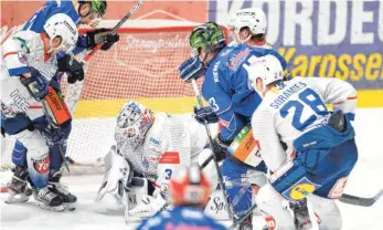  ?? FOTO: FELIX KÄSTLE ?? Gegen die Heilbronne­r Falken zeigten sich die Ravensburg Towerstars kämpferisc­h in guter Form. Spielerisc­h ist beim Meister der DEL2 aber noch Luft nach oben.