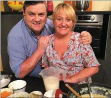  ??  ?? Lizzy Lyons of ‘Lizzy’s Little Kitchen’ Listowel winner of the 2018 Local Food Hero Award, pictured with actor and TV presenter Simon Delaney