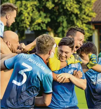  ?? Foto: Horst Hörger ?? Riesenjube­l der Neu Ulmer Spieler schon auf dem Platz. Später gab es ein Festmahl und geendet hat die Fete dem Vernehmen nach erst am frühen Morgen in der Ulmer Altstadt.