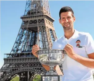  ?? // AFP ?? Djokovic, posando con el trofeo de Roland Garros ante la Torre Eiffel