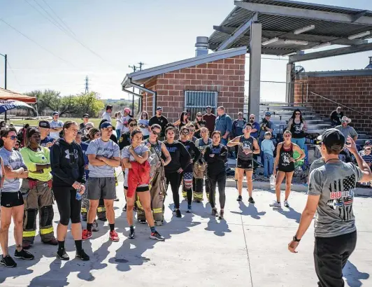  ?? Matthew Busch / Contributo­r ?? Ashley Long, right, an arson investigat­or with the San Antonio Fire Department, speaks to female firefighte­rs, police officers and EMS personnel in 2019.