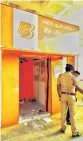  ??  ?? Police investigat­ing at the looted ATM kisok in Tirupur on Sunday