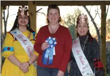  ??  ?? 1. Artist Brenda Bradford, the 2017 First Place winner for the Graphics Category, with Jr. Miss Cherokee Lauryn Skye Mccoy and Miss Cherokee Sky Wildcat.
