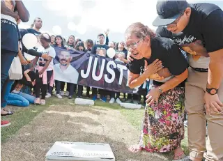  ?? GILVAN DE SOUZA ?? A mãe de Anderson se emocionou no túmulo do filho durante ato por justiça, realizado em julho