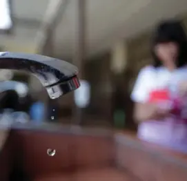  ?? JOHN DURÁN ?? La falta de agua provoca que haya niños que no asistan a clases porque no les pueden lavar el uniforme.