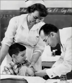  ?? Pittsburgh Post-Gazette archives ?? Dr. Jonas Salk administer­s a trial polio vaccine to David Rosenbloom in Pittsburgh in 1954.