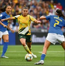  ??  ?? La Norvégienn­e Guro Reiten (à gauche) et l’Australien­ne Chloe Logarzo ont ouvert leur compteur ‘‘buts’’ dans cette Coupe du monde.