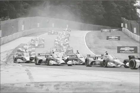  ?? JEFFREY PHELPS/AP ?? ALEX PALOU leads a group in a turn during an IndyCar race at Road America in Elkhart Lake, Wisc. on Sunday.