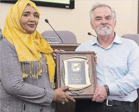  ?? JULIE JOCSAK THE ST. CATHARINES STANDARD ?? Abu Kigab’s mother Mashair El Gaide, left, accepts the athlete of the year award for 2017 on her son’s behalf from sports editor Bernd Franke.