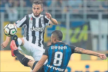  ??  ?? Miralem Pjanic lucha con Rafinha El juventino se libró de la segunda amarilla por una entrada impetuosa sobre el interista