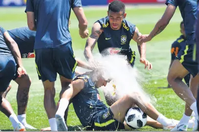  ?? Nelson Almeida/AFP ?? Aniversari­ante do dia, Philippe Coutinho foi alvo da tradiciona­l ovada com farinha