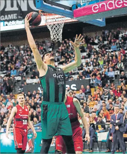  ?? FOTO: EFE ?? Bandeja de Todorovic superando a su defensor. El canterano de la Penya dio otro recital de juego en la zona