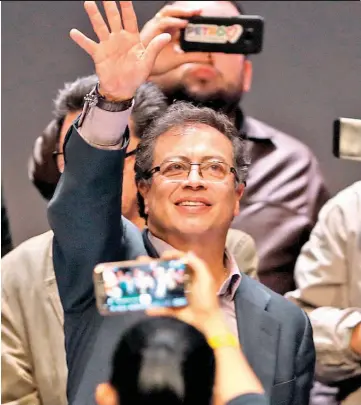  ??  ?? Apuestas. Ambos candidatos se han esforzado por dar un mensaje de tranquilid­ad. Duque afirma que no tomará medidas contra los mandos medios y bajos de las FARC.