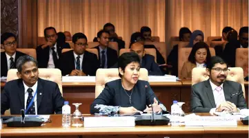  ??  ?? Nor Shamsiah (centre) at the press conference when announcing Malaysia’s 2018 gross domestic product (GDP) and fourth quarter (4Q18) growth. — Bernama photo