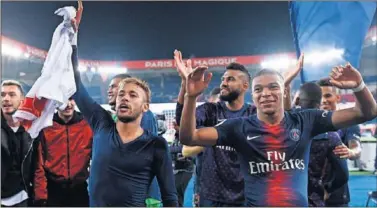  ??  ?? EN PARÍS. Neymar y Mbappé, estrellas del PSG, tras un partido con su equipo.