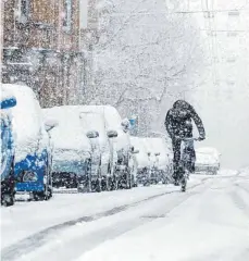  ?? FOTO: MICHELE DANZE/DPA ?? Radfahren im Winter hält fit, ist umweltfreu­ndlich und hat ein bisschen Kultstatus. Allerdings gibt es dabei einiges zu beachten.