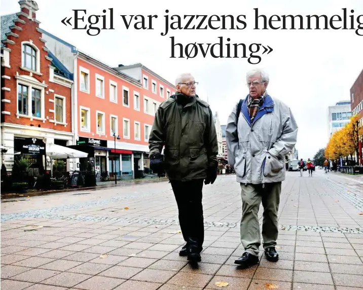  ?? ARKIVFOTO: TORSTEIN ØEN ?? Egil Kapstad (t.v.) og Jan Erik Vold har kjent hverandre i 55 år. Her er de fotografer­t i Kristiansa­nd i 2014.