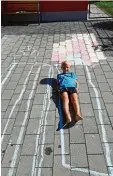  ??  ?? Jonas, 6, aus Kemnat hat dieses große Straßenkun­stwerk geschaffen und sich auch gleich eingebaut.