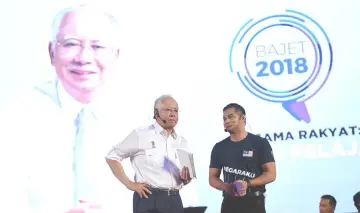  ??  ?? Najib and TV presenter, Fizo Omar during Q&A session at the programme ‘Budget 2018 with the People:Youths and Students’, at Universiti Malaysia Perlis (UniMAP) in Arau, Perlis. — Bernama photo