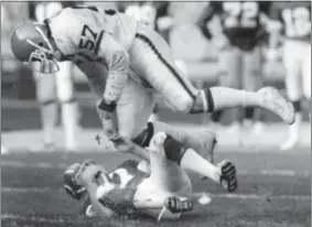  ?? NEWS-HERALD FILE ?? Browns linebacker Clay Matthews makes a play in 1987.