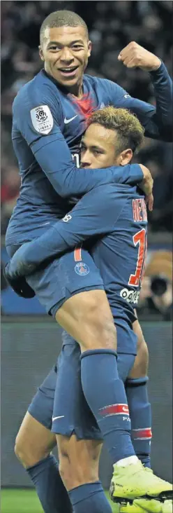  ??  ?? Mbappé y Neymar celebran un gol con el PSG.