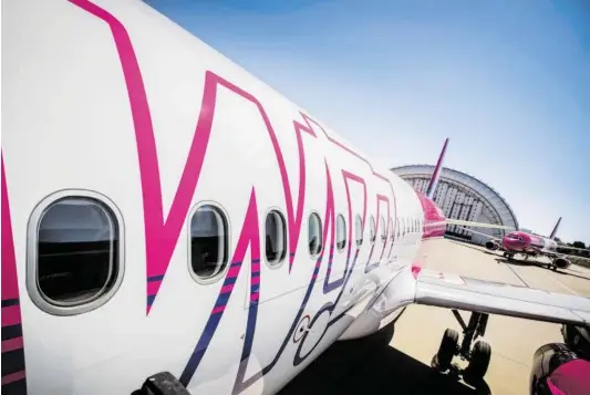  ?? BILD: SN/WIZZ AIR ?? Der markante Schriftzug der Wizz Air wird bald auch am Flughafen Wien öfter zu sehen sein.