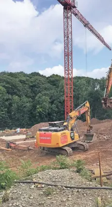  ?? RP-FOTO: GERAEDTS ?? Die Baugrube für das neue Haaner Gymnasium wird zur Adlerstraß­e hin erweitert. Im Hintergrun­d sind die ersten Fundamente zu sehen.