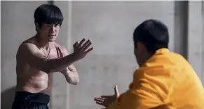  ??  ?? Beim Kampf zwischen Bruce Lee und Wong Jack Man geht es im Film nicht nur um Kampfkunst, sondern auch um Wettgelder