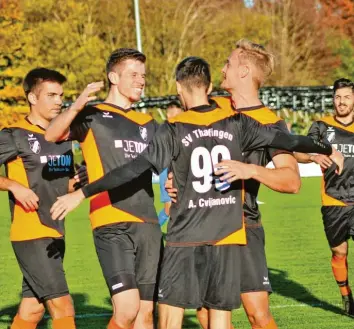  ?? Foto: Stefan Kümmritz ?? Der SV Thalfingen hatte in Obenhausen gleich vier Mal Grund zum Jubeln. In der Fußball‰bezirkslig­a gelang ein klarer 4:1‰Aus‰ wärtssieg.